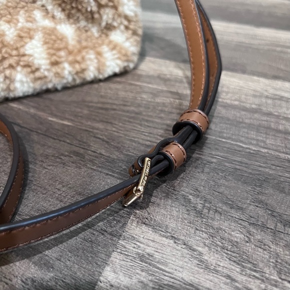 Michael Kors Suri Small Faux Fur Sherpa Tan Shearling Bucket Crossbody Bag - Picture 3 of 13